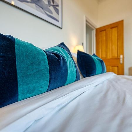 2 Bed Stunning Chic Modern Spacious Apt, Ocean Village, Southampton - Plenty Of Parking - By Blue Puffin Stays Bagian luar foto