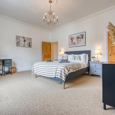 2 Bed Stunning Chic Modern Spacious Apt, Ocean Village, Southampton - Plenty Of Parking - By Blue Puffin Stays Bagian luar foto