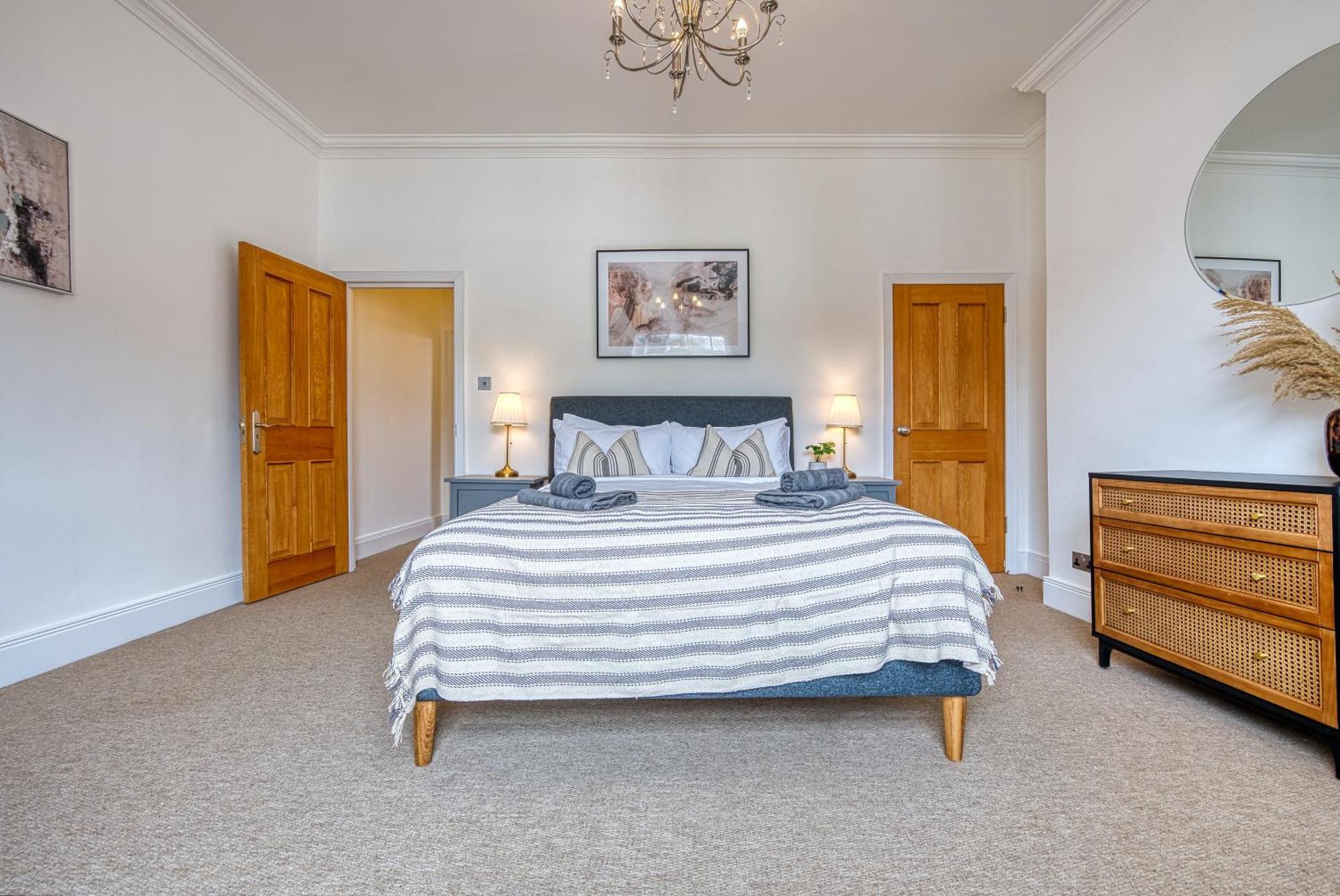 2 Bed Stunning Chic Modern Spacious Apt, Ocean Village, Southampton - Plenty Of Parking - By Blue Puffin Stays Bagian luar foto