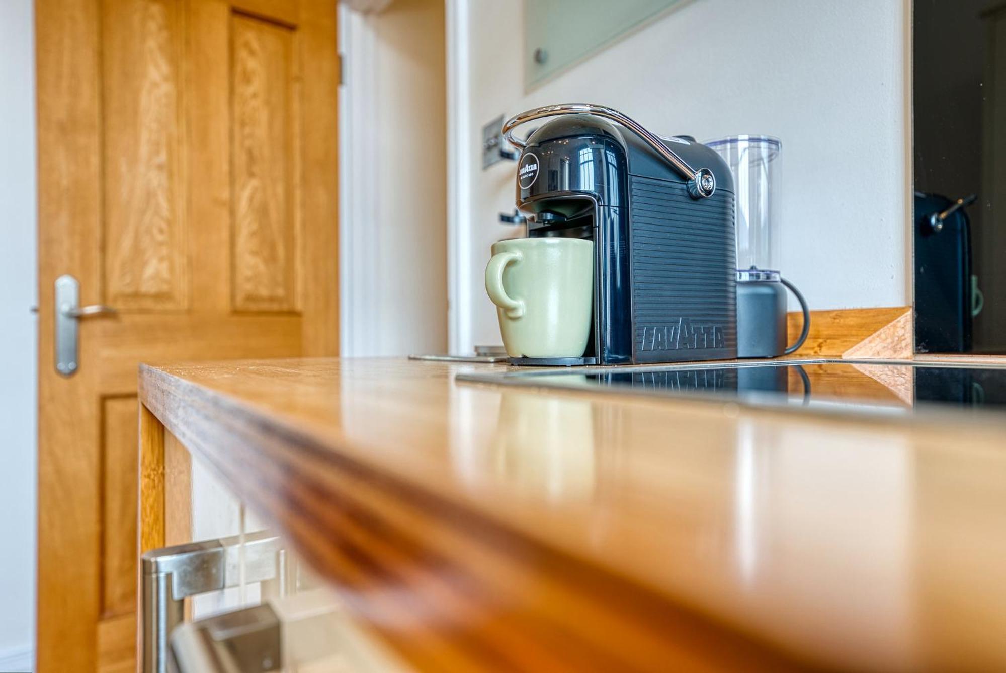 2 Bed Stunning Chic Modern Spacious Apt, Ocean Village, Southampton - Plenty Of Parking - By Blue Puffin Stays Bagian luar foto