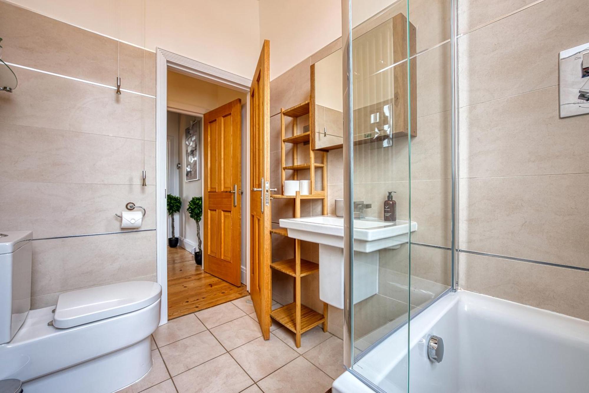2 Bed Stunning Chic Modern Spacious Apt, Ocean Village, Southampton - Plenty Of Parking - By Blue Puffin Stays Bagian luar foto
