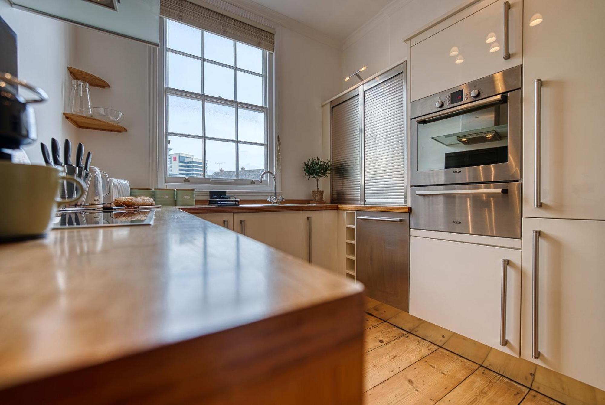 2 Bed Stunning Chic Modern Spacious Apt, Ocean Village, Southampton - Plenty Of Parking - By Blue Puffin Stays Bagian luar foto