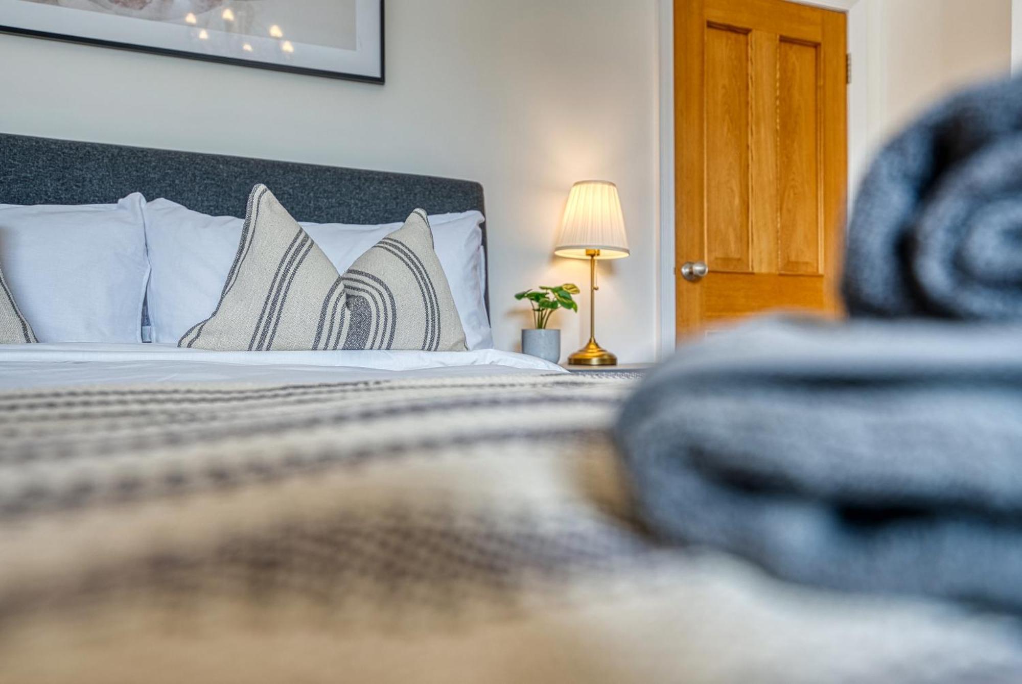 2 Bed Stunning Chic Modern Spacious Apt, Ocean Village, Southampton - Plenty Of Parking - By Blue Puffin Stays Bagian luar foto